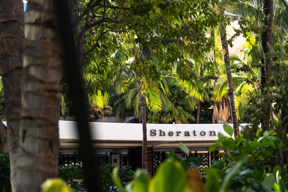 Sheraton Waikiki Beach Resort — Hotel building in Honolulu, Hawaii