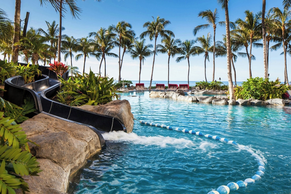 Sheraton Waikiki Beach Resort — Swimming pool in Honolulu, Hawaii