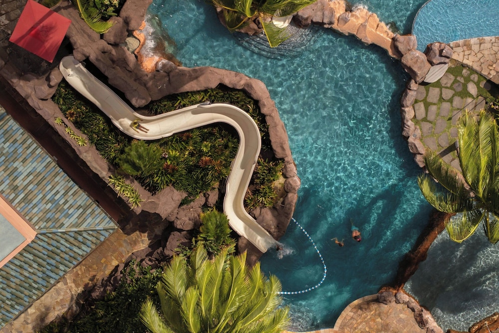 Sheraton Waikiki Beach Resort — Swimming pool in Honolulu, Hawaii
