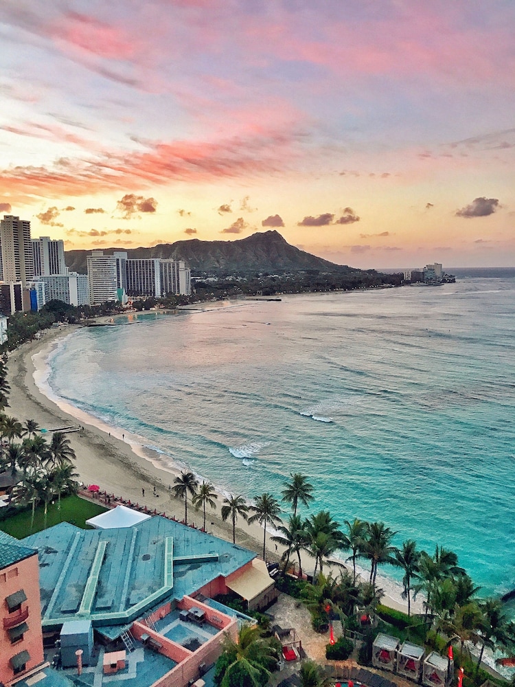 Sheraton Waikiki Beach Resort — Beach in Honolulu, Hawaii