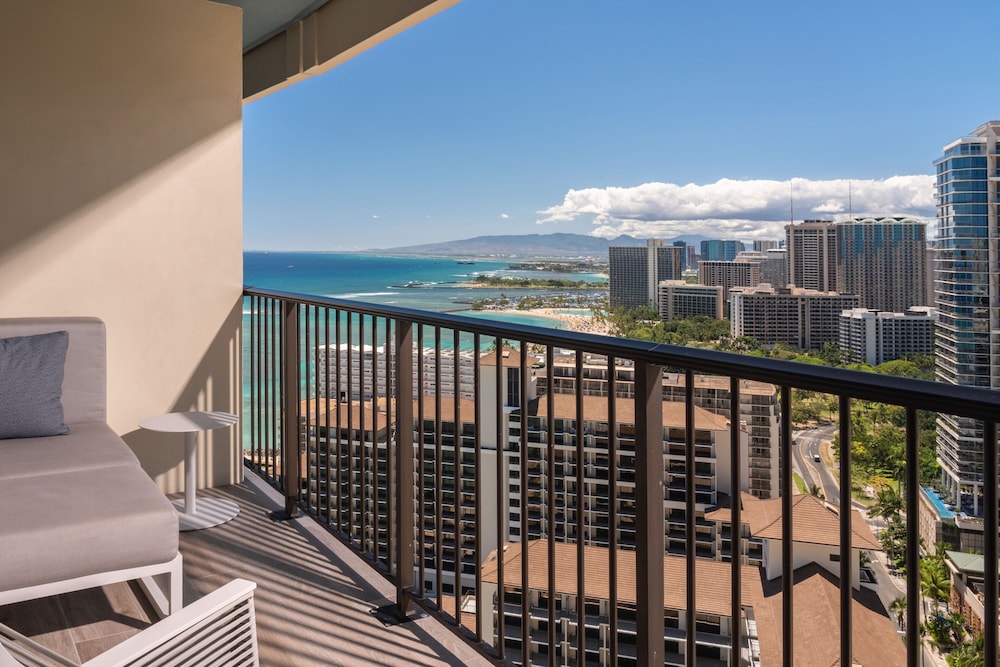Sheraton Waikiki Beach Resort — Hotel rooms in Honolulu, Hawaii