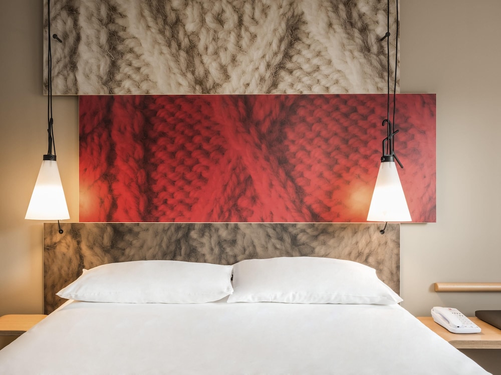 ibis Paris Gare du Nord Chateau Landon 10ème Hotel — Hotel rooms in Paris, Ile-de-France