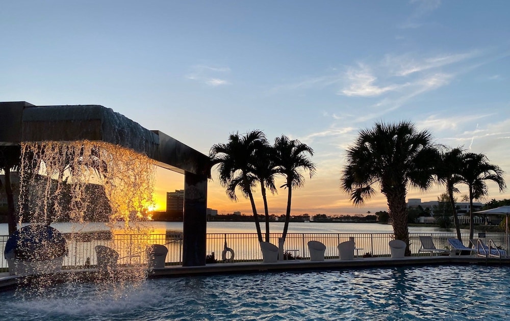 Pullman Miami Airport — Swimming pool in Miami, Florida