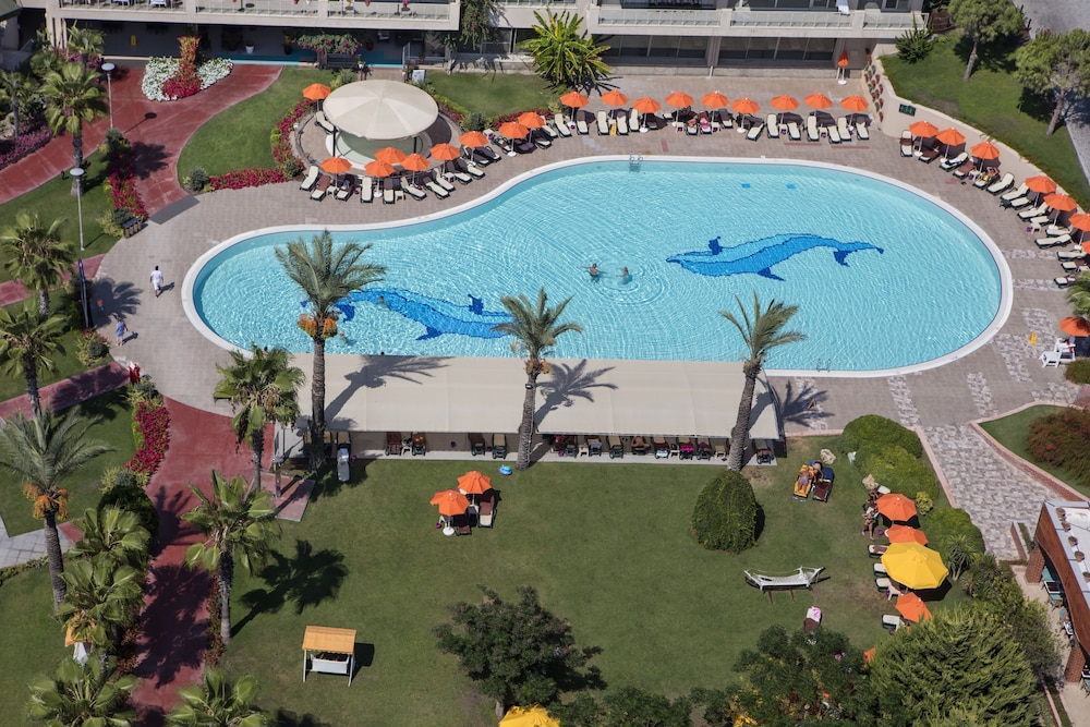 Pine Beach Belek - All Inclusive — Swimming pool in Belek