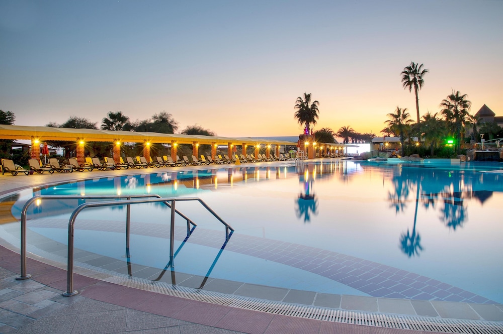 Pine Beach Belek - All Inclusive — Swimming pool in Belek