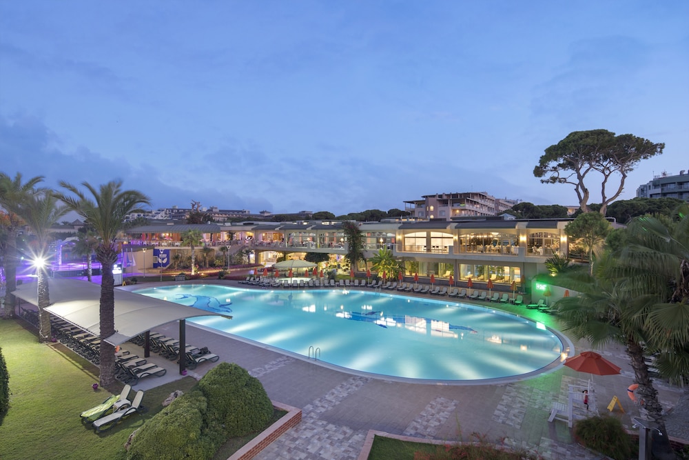 Pine Beach Belek - All Inclusive — Swimming pool in Belek
