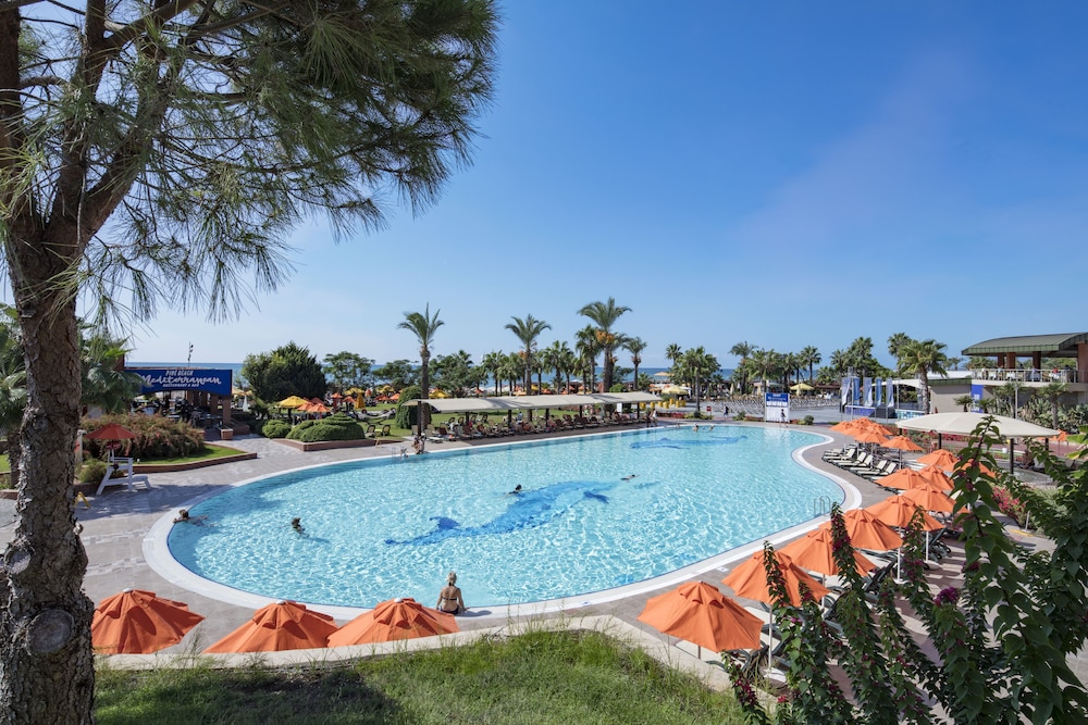 Pine Beach Belek - All Inclusive — Swimming pool in Belek