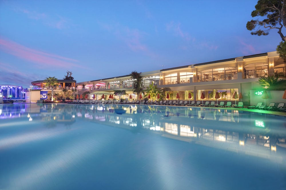 Pine Beach Belek - All Inclusive — Swimming pool in Belek
