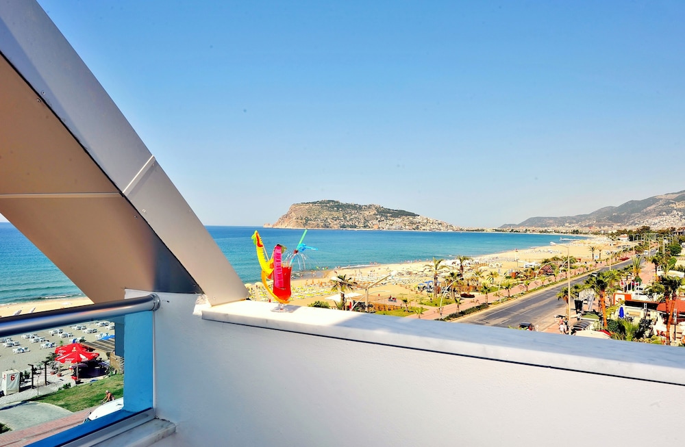 Mesut Hotel — Beach in Alanya