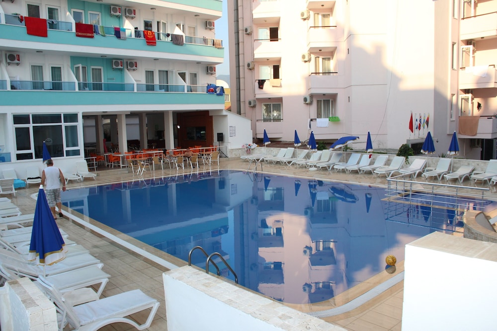 Mesut Hotel — Swimming pool in Alanya