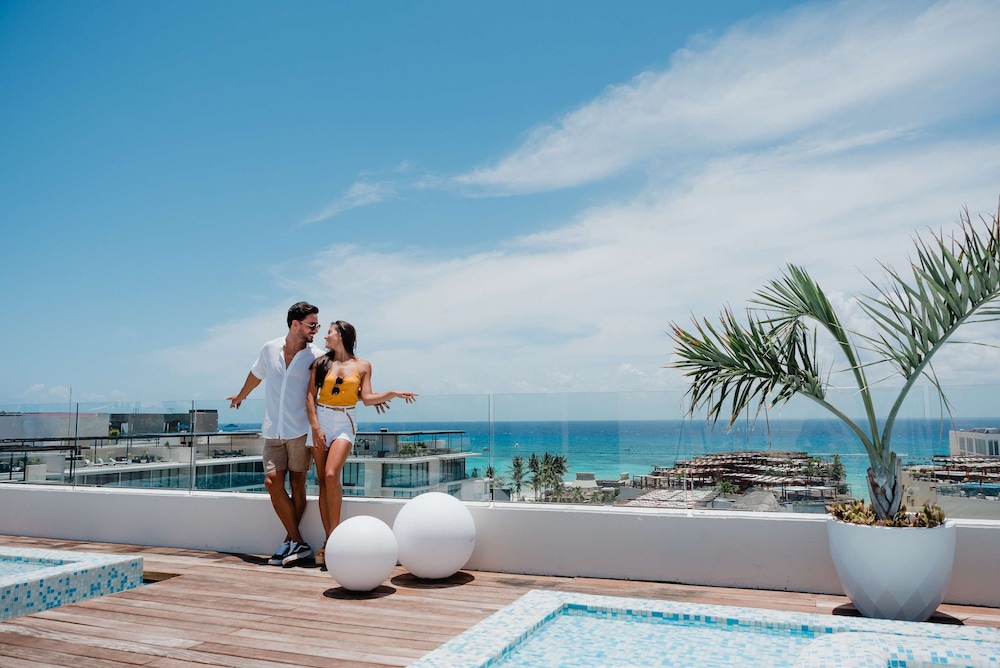 The Reef 28 Hotel & Spa - Luxury Adults Only - All Suites — Hotel building in Playa del Carmen, Quintana Roo