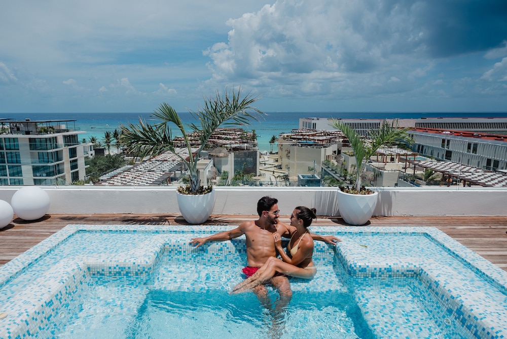 The Reef 28 Hotel & Spa - Luxury Adults Only - All Suites — Swimming pool in Playa del Carmen, Quintana Roo