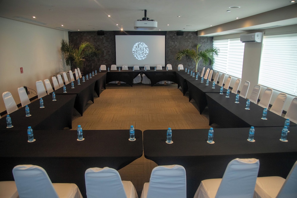 The Reef 28 Hotel & Spa - Luxury Adults Only - All Suites — Hotel building in Playa del Carmen, Quintana Roo