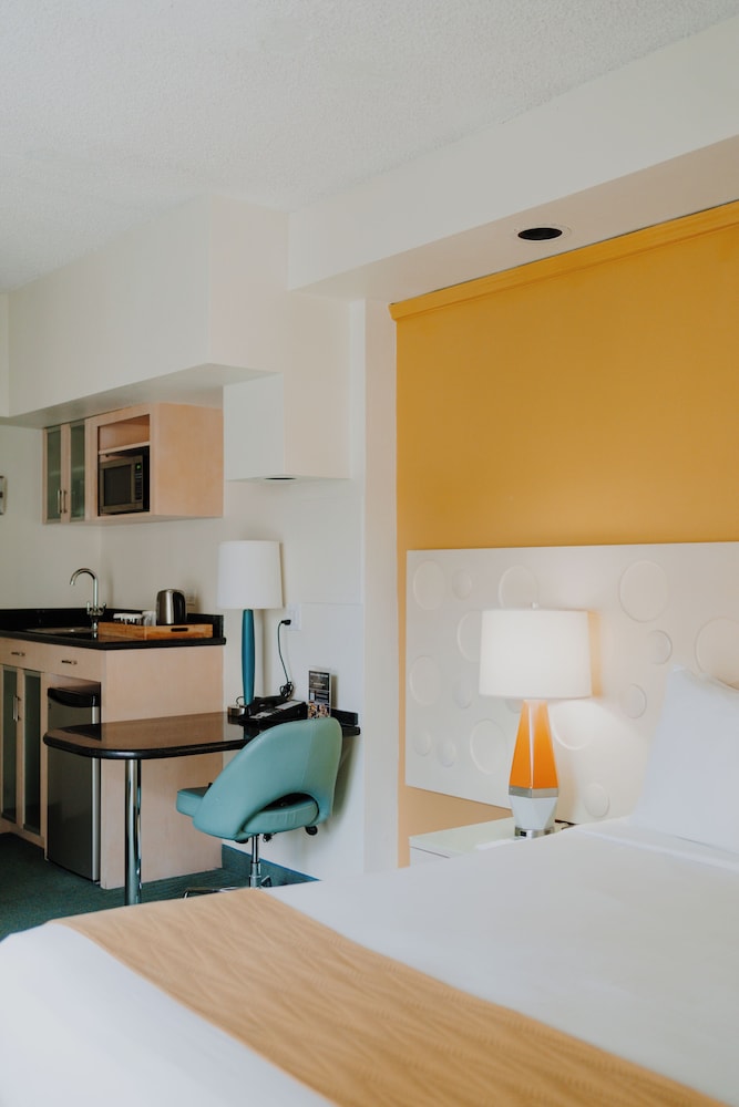 Coconut Waikiki Hotel — Hotel rooms in Honolulu, Hawaii
