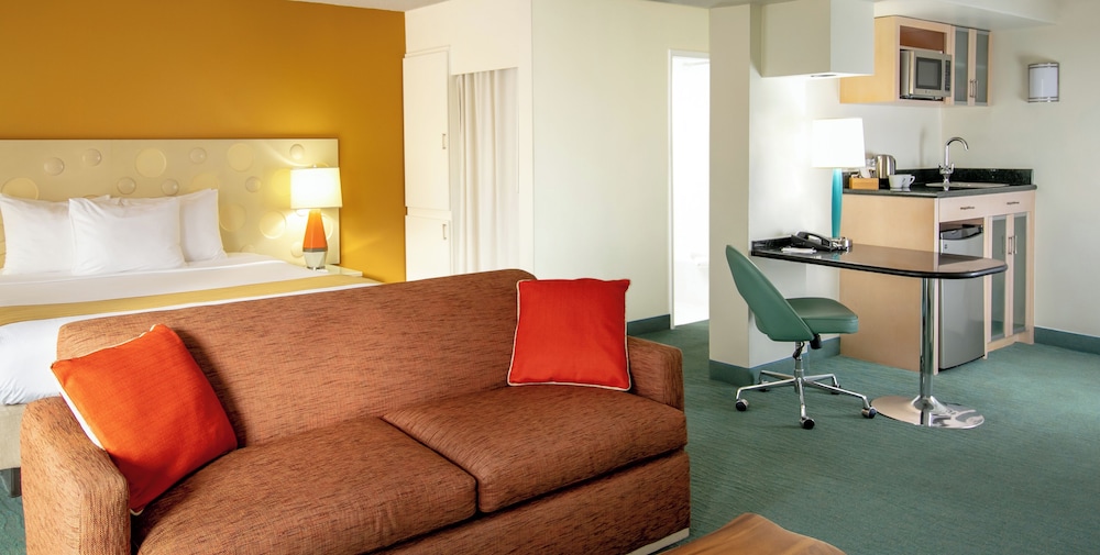 Coconut Waikiki Hotel — Hotel rooms in Honolulu, Hawaii