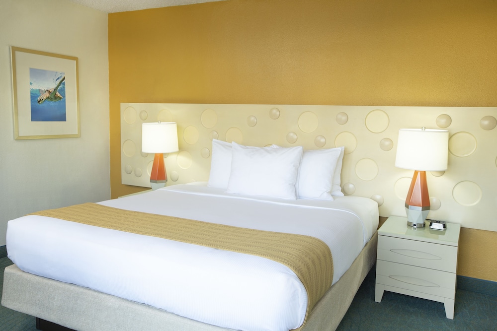 Coconut Waikiki Hotel — Hotel rooms in Honolulu, Hawaii
