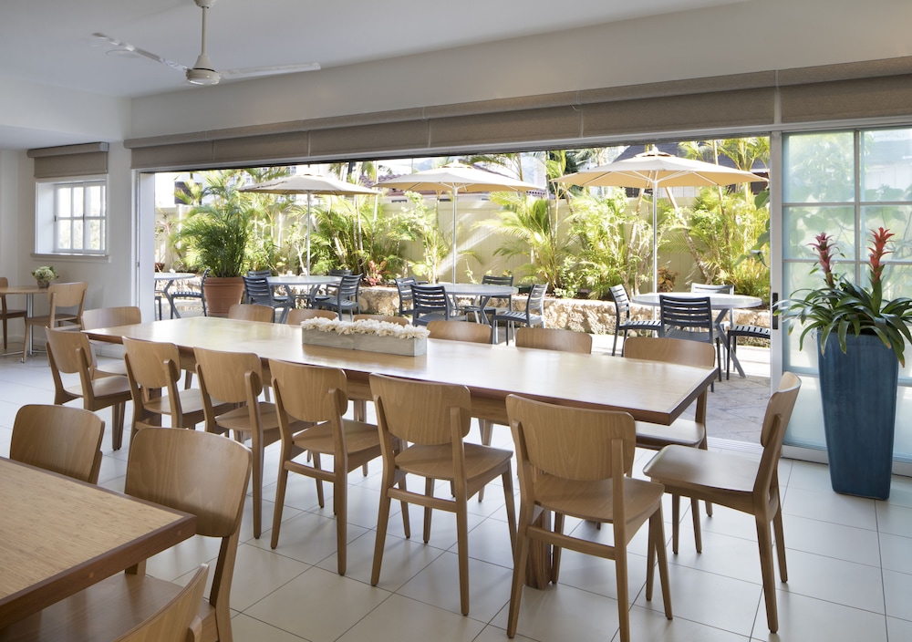 Coconut Waikiki Hotel — Restaurant & bars in Honolulu, Hawaii