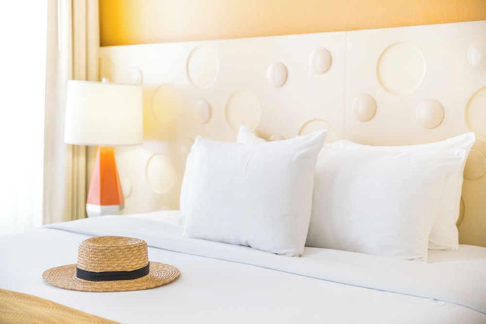 Coconut Waikiki Hotel — Hotel rooms in Honolulu, Hawaii