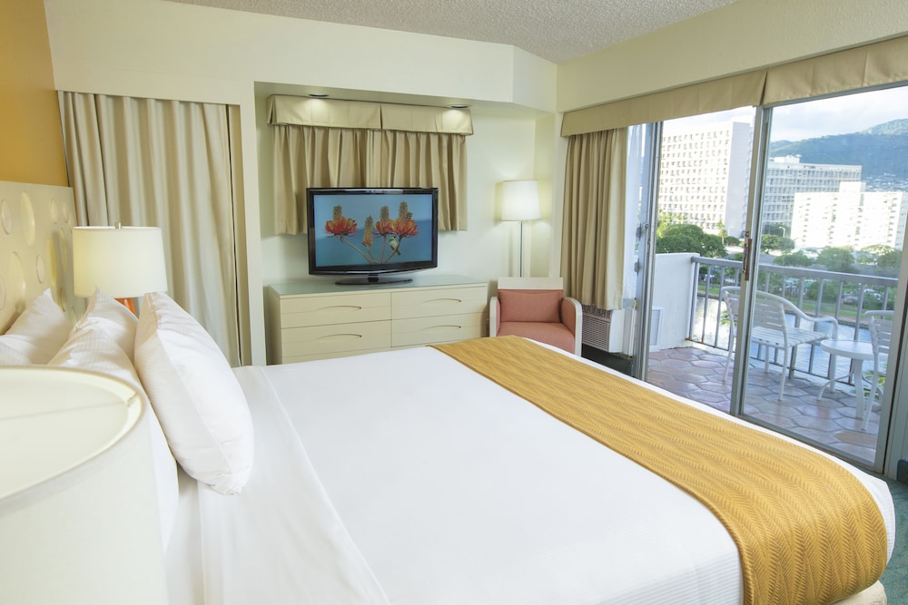 Coconut Waikiki Hotel — Hotel rooms in Honolulu, Hawaii