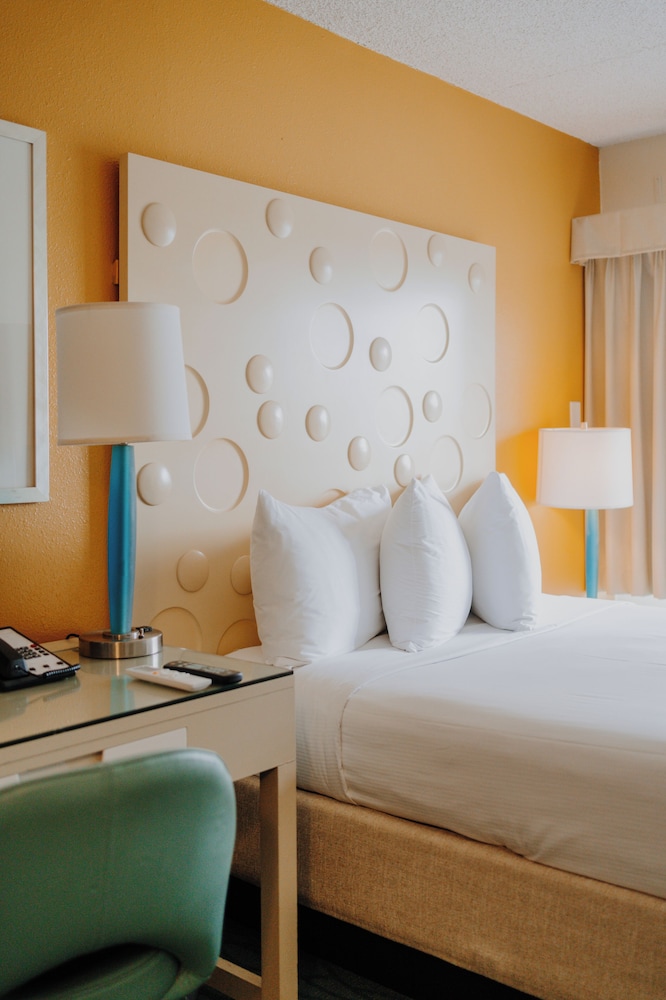 Coconut Waikiki Hotel — Hotel rooms in Honolulu, Hawaii