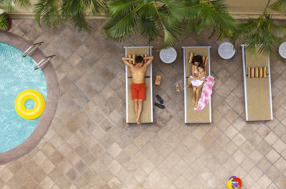 Coconut Waikiki Hotel — Swimming pool in Honolulu, Hawaii