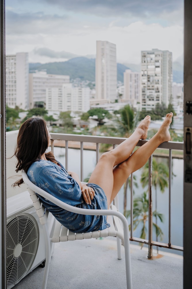 Coconut Waikiki Hotel — Hotel rooms in Honolulu, Hawaii