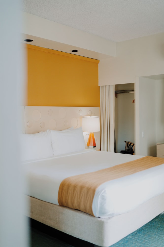 Coconut Waikiki Hotel — Hotel rooms in Honolulu, Hawaii