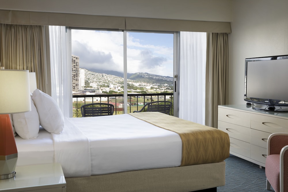 Coconut Waikiki Hotel — Hotel rooms in Honolulu, Hawaii