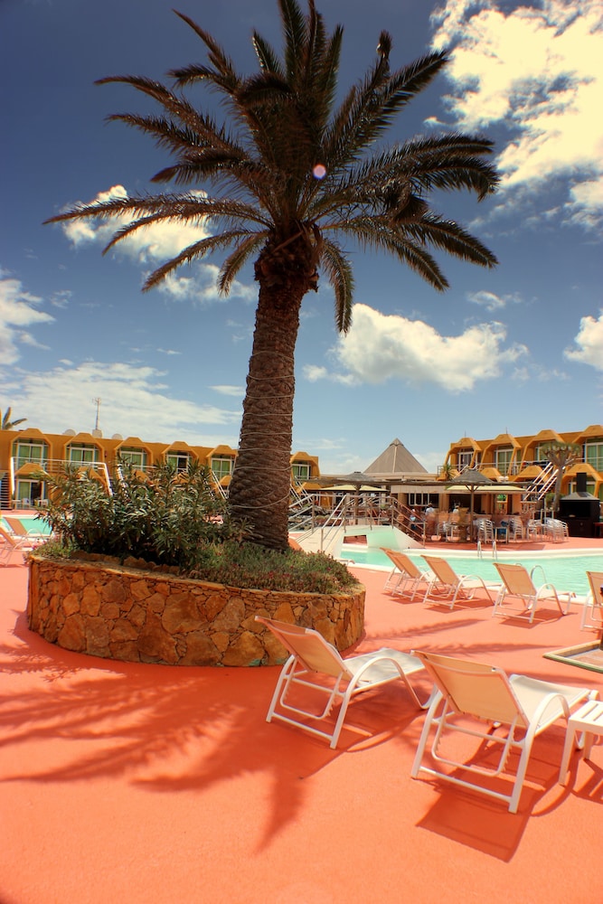 Aparthotel la Piramide — Hotel building in Costa de Antigua, Canary Islands