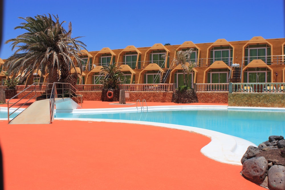 Aparthotel la Piramide — Hotel building in Costa de Antigua, Canary Islands