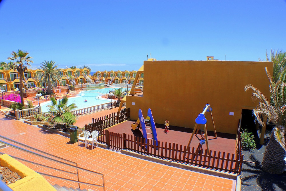 Aparthotel la Piramide — Hotel building in Costa de Antigua, Canary Islands