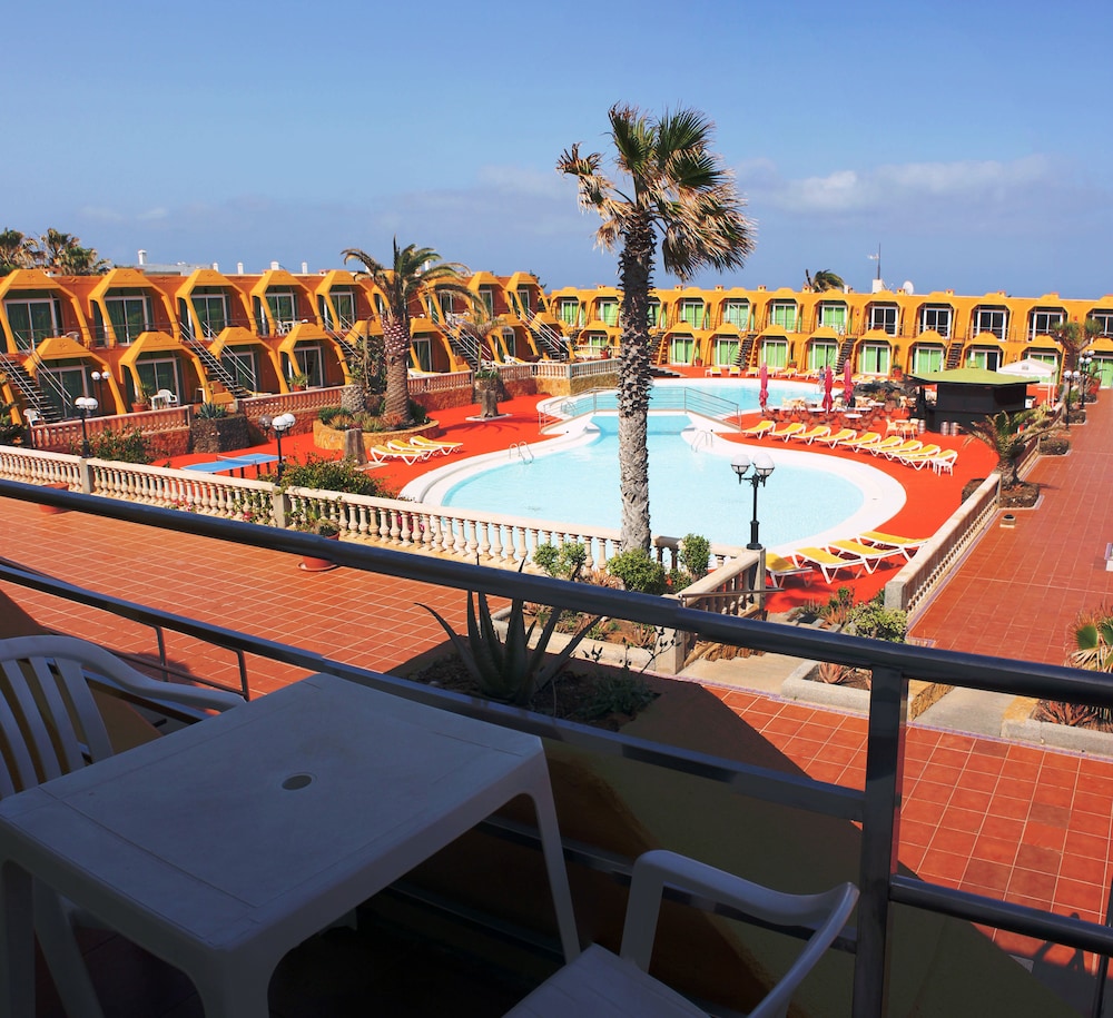 Aparthotel la Piramide — Hotel building in Costa de Antigua, Canary Islands