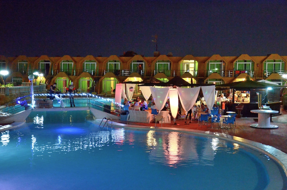 Aparthotel la Piramide — Swimming pool in Costa de Antigua, Canary Islands
