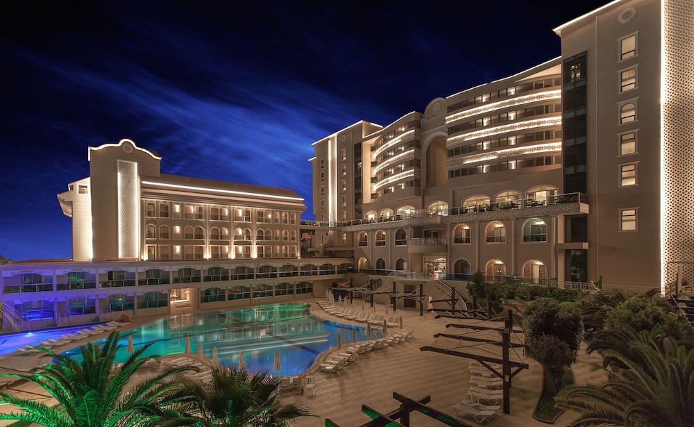 Sultan of Side - All Inclusive — Hotel building in Side