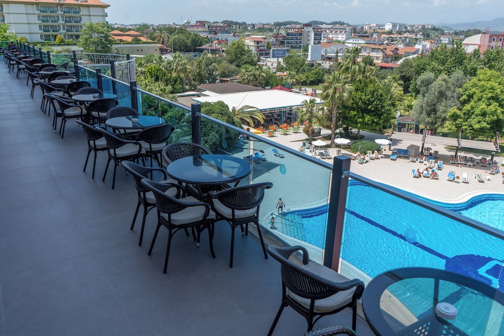 Sultan of Side - All Inclusive — Swimming pool in Side