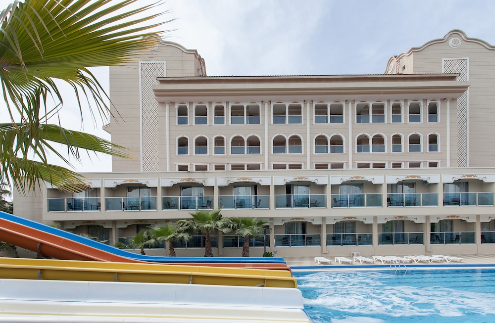 Sultan of Side - All Inclusive — Hotel building in Side