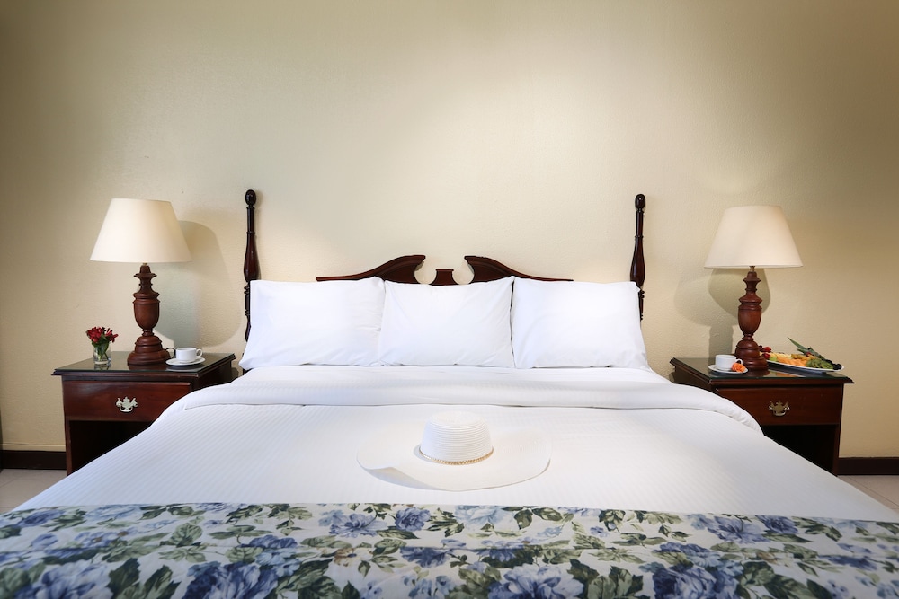 Breezes Resort Bahamas All Inclusive — Hotel rooms in Nassau, New Providence