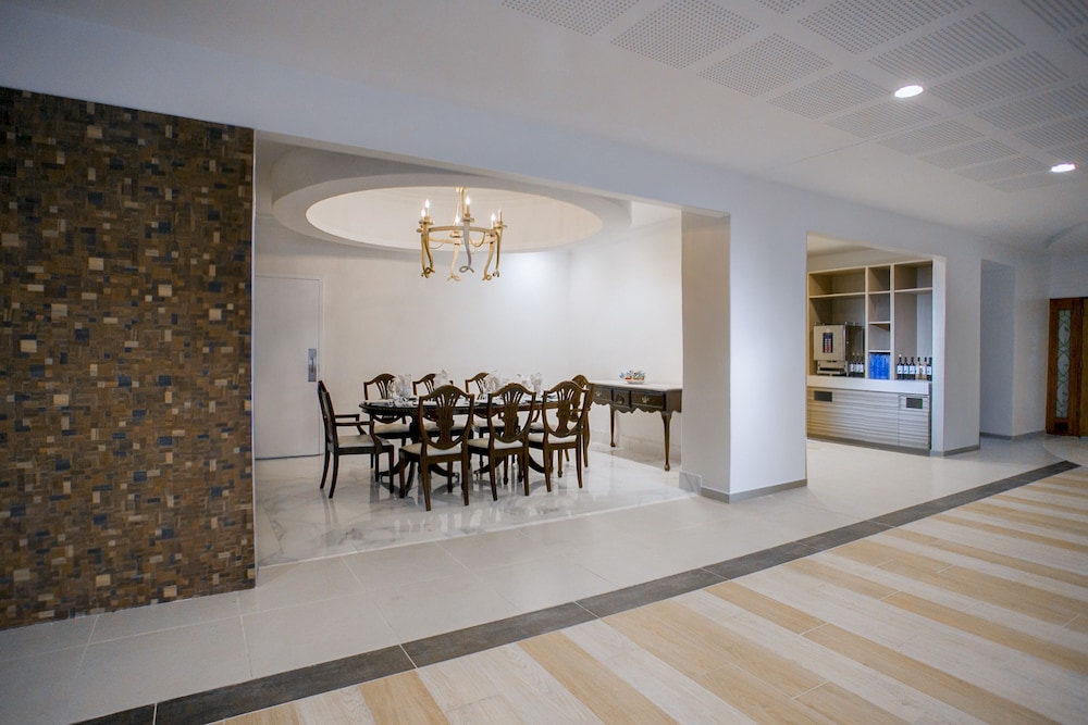 Breezes Resort Bahamas All Inclusive — Restaurant & bars in Nassau, New Providence