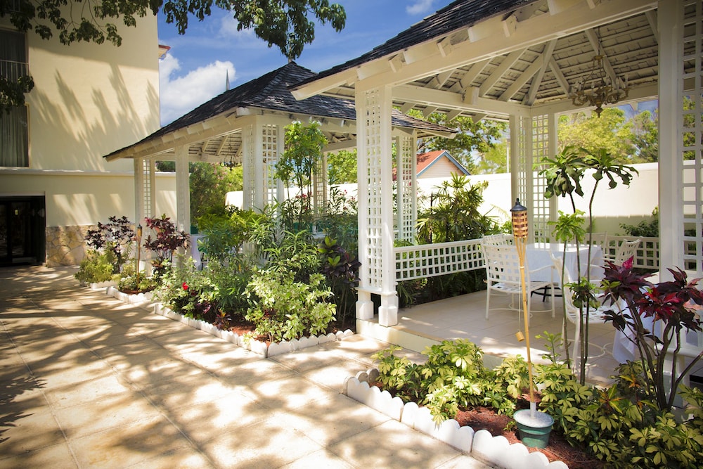 Breezes Resort Bahamas All Inclusive — Hotel building in Nassau, New Providence