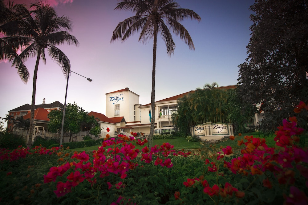 Breezes Resort Bahamas All Inclusive — Hotel building in Nassau, New Providence