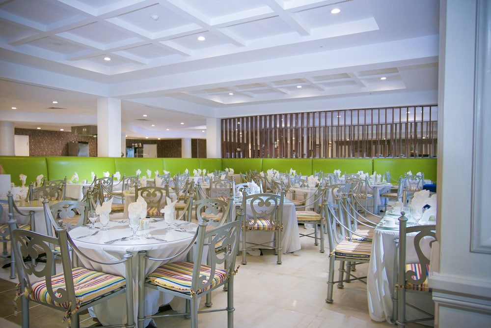 Breezes Resort Bahamas All Inclusive — Restaurant & bars in Nassau, New Providence
