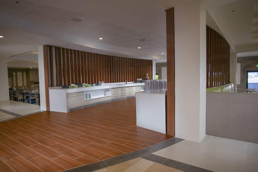 Breezes Resort Bahamas All Inclusive — Restaurant & bars in Nassau, New Providence