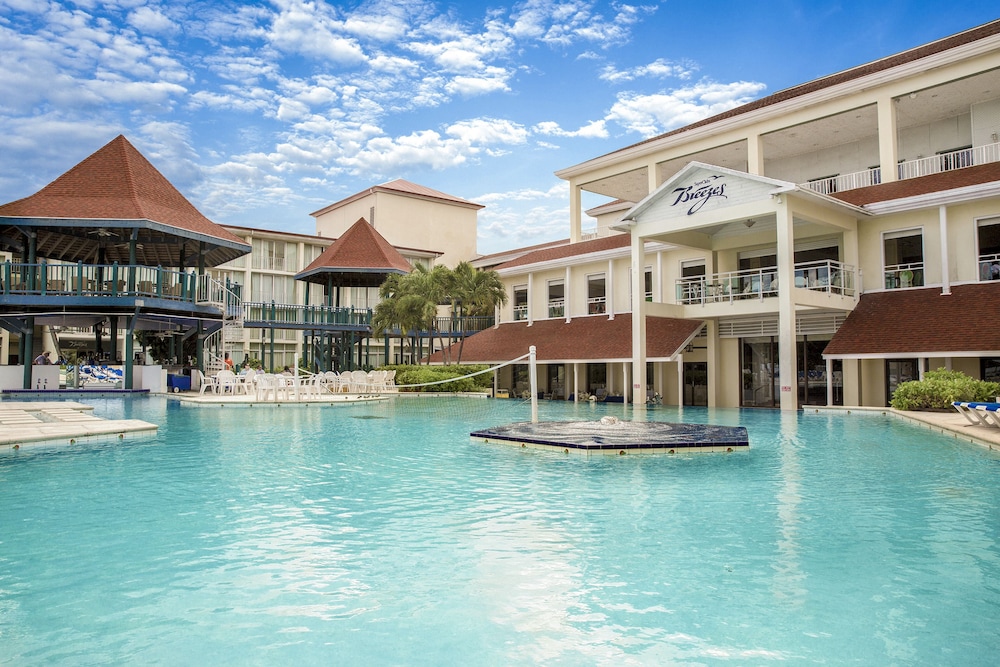 Breezes Resort Bahamas All Inclusive — Swimming pool in Nassau, New Providence