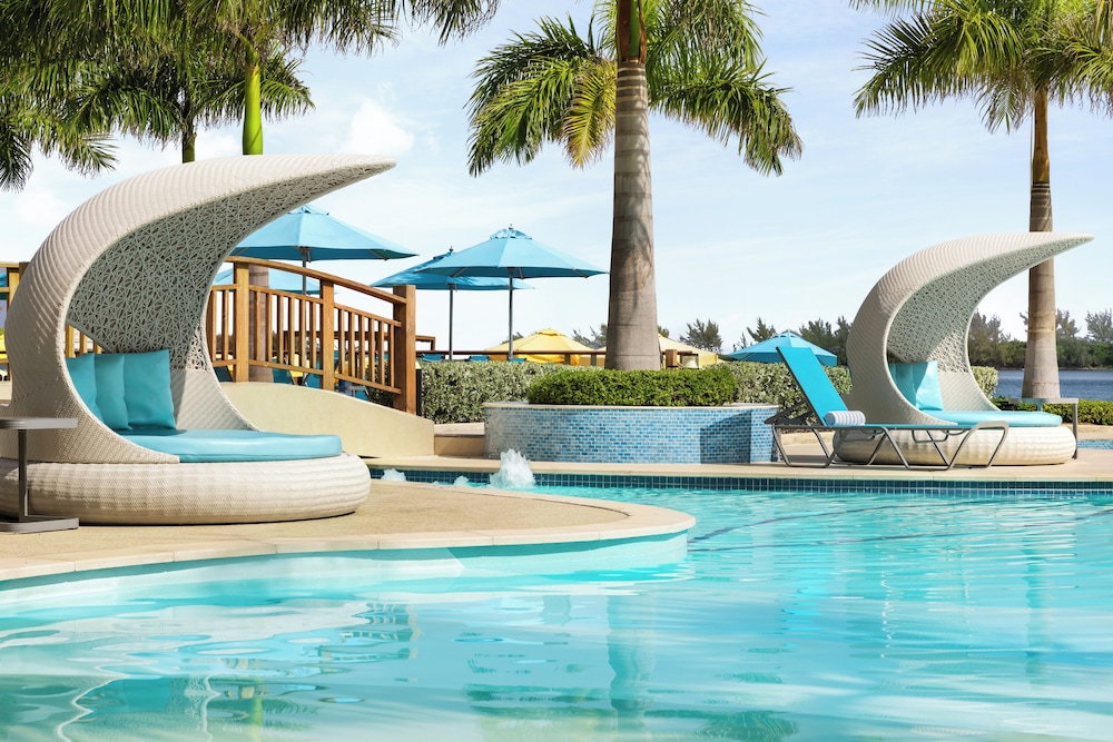 British Colonial - Nassau — Swimming pool in Nassau, New Providence