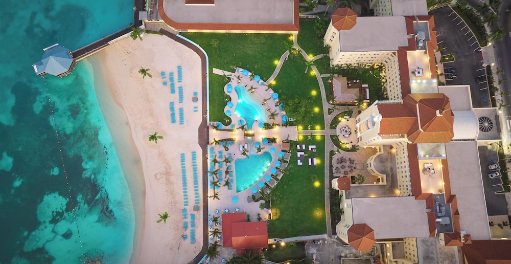British Colonial - Nassau — Swimming pool in Nassau, New Providence