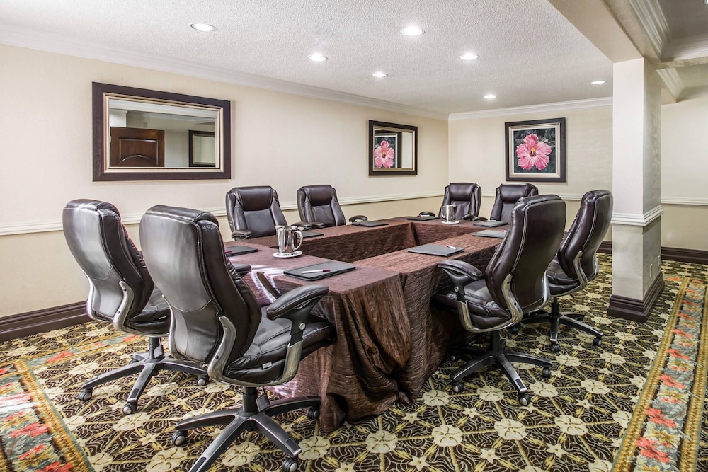 Comfort Suites Paradise Island — Restaurant & bars in Paradise Island, New Providence