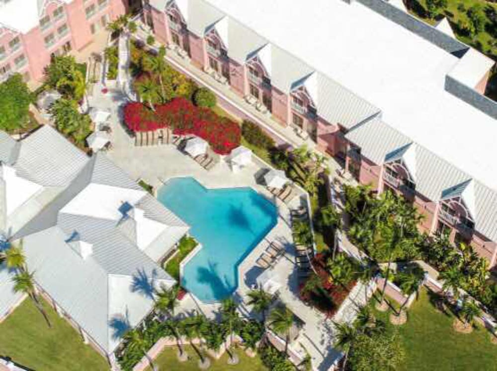 Comfort Suites Paradise Island — Swimming pool in Paradise Island, New Providence