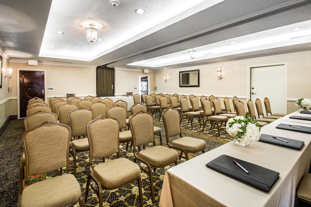 Comfort Suites Paradise Island — Hotel building in Paradise Island, New Providence