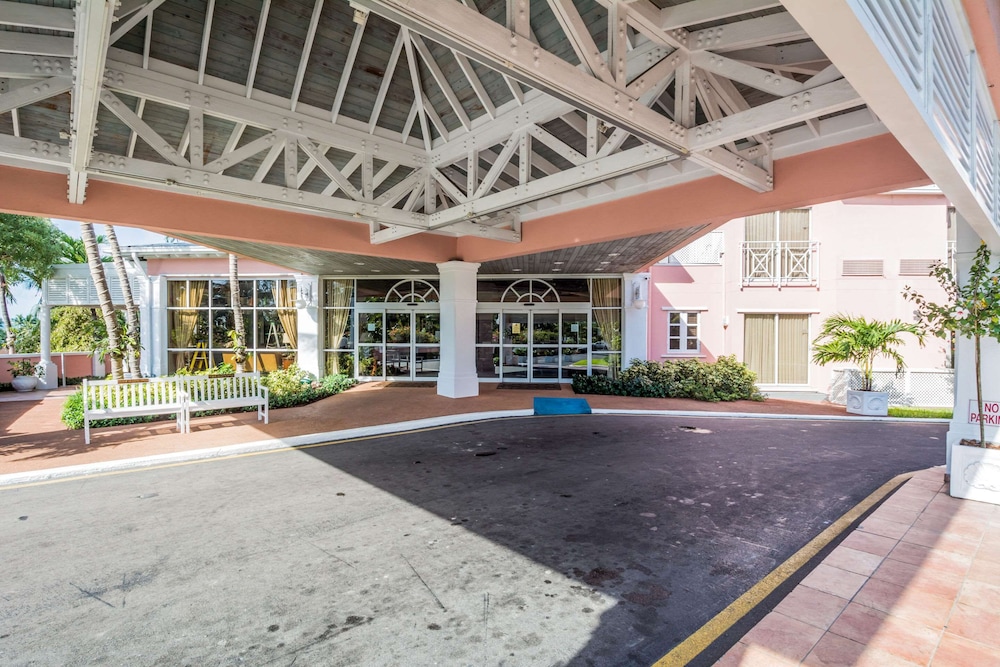 Comfort Suites Paradise Island — Hotel building in Paradise Island, New Providence
