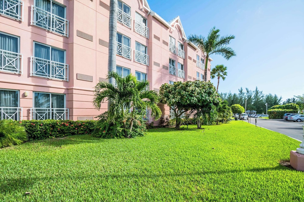 Comfort Suites Paradise Island — Hotel building in Paradise Island, New Providence